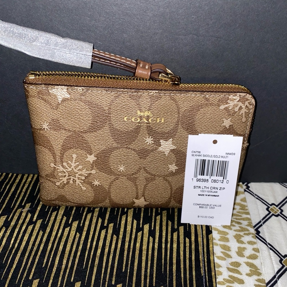 COACH CORNER ZIP WRISTLET N SIGNATURE CANVAS WITH STAR & SNOWFLAKE PRINT